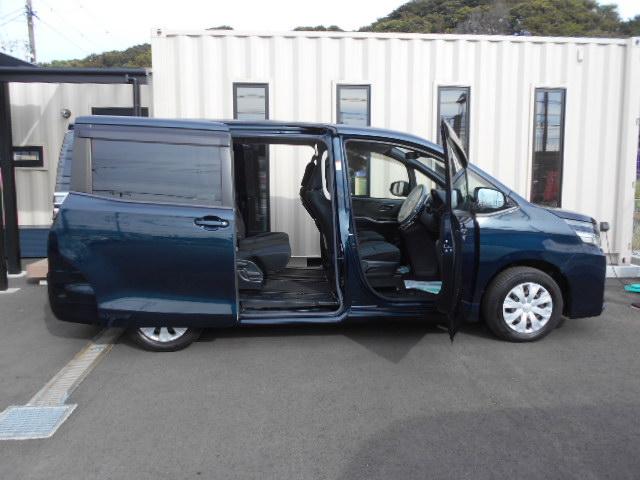 ヴォクシー X 全国対応1年保証付き/Toyota Safety Sense/DVD再生ナビフルセグTV/両側自動ドア/バックモニタ-/Bluetooth/USBポート/1オーナー/8人乗り(17枚目)