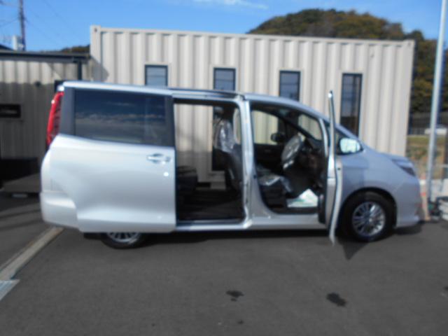 狭い所でも乗降り楽な両側パワースライドドアです。また、お子様が乗降りの際、隣の車にぶつける心配がないので安心ですね。