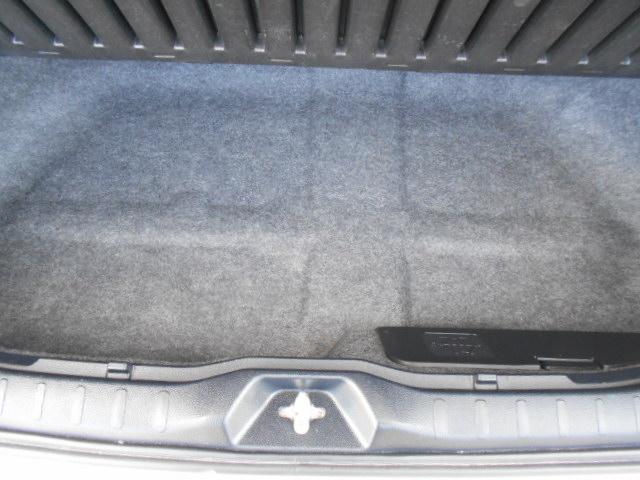 ハッチを開ければちょっとした遊び道具等も簡単に積めそうな床下収納スペースがあります。