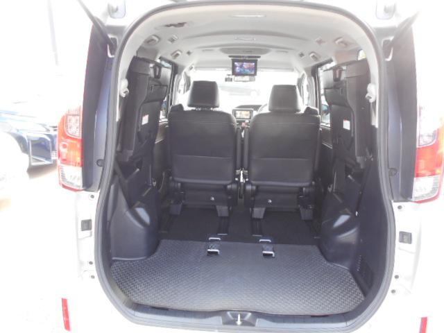 ３列目の跳ね上げの仕方も女性の方でもワンタッチで簡単に跳ね上げられるようになっております。また、このような跳ね上げ状態なら、かさばるキャンプ道具等も沢山積めます。