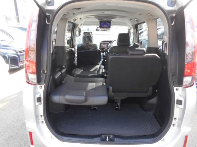 このように片側分割でシートが倒れるためサーフィンの板等の長い物でも簡単に室内に積めます。勿論片側分割なので、後部座席に人が乗れます。