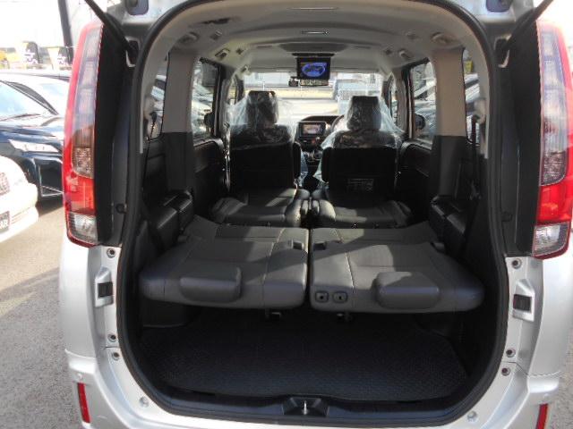 リアフラットソファーモード！！足を伸ばしながら車中泊もできます。横になりながらドライブ中もＴＶを見ることができるのでお子様も飽きずにドライブできます。