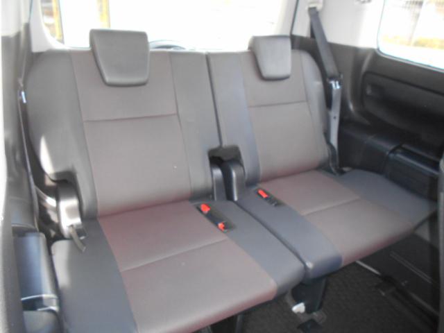 ３列目も大人が座っても窮屈さをあまり感じなく丁度いいかもしれません。