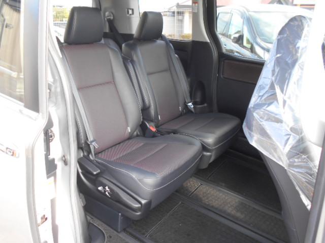 超ロングスライドのキャプテンシート！！７人乗りのセカンドシートにキャプテンシートを採用。最大８１０ｍｍもの超ロングスライドを実現し、ゆっくりくつろげ、多彩に空間を利用できますね！