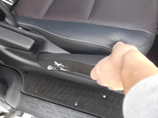 レバー１つでシートを横へ後ろへシート横にある２段式のマルチスライドレバーを２段目まで引けばシートを前後＋横（クルマのセンター方向）へスライドできるんです。