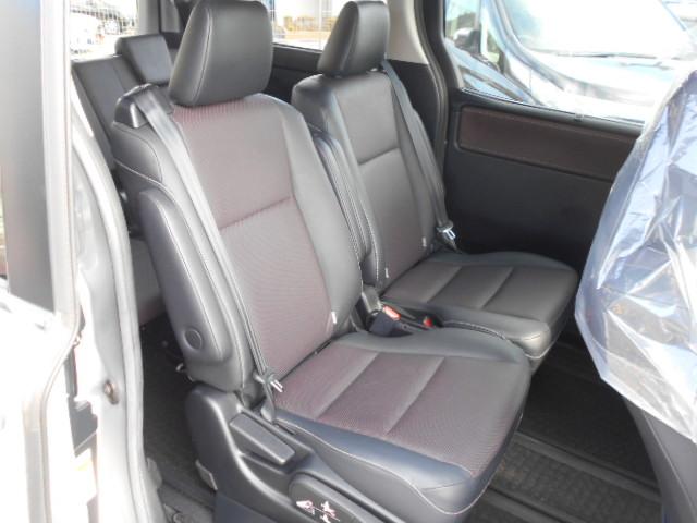 勿論、このようにシートをくっつけられてベンチシートのようになります！