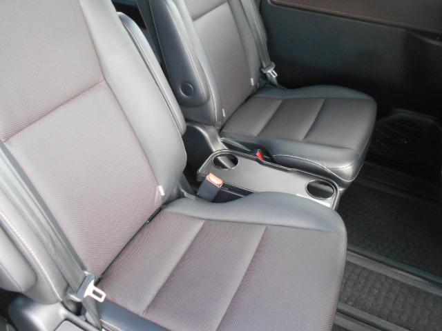 シートもゆったりしているので長時間のドライブでもリラックスしながらドライブを楽しめそうですね。更に、真ん中シートからカップホルダーも出るためより便利に。より快適に乗車できます。