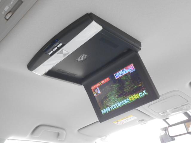 フリップダウンモニター付です。ドライブ中もＴＶやＤＶＤが見れる為、お子様ではアニメや映画、仲間同士では遊びに行く前のサーフィンやスノボーのイメトレ等が出来ます。必見です。