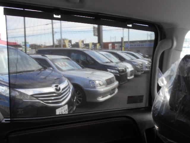 ２列目はサンシェードが使用可能。チャイルドシートに座るお子様を直射日光や眩しい西日からも光を遮り、快適なドライブ、眠りをお届けします。更に、プライバシー保護等にも役立ちます。