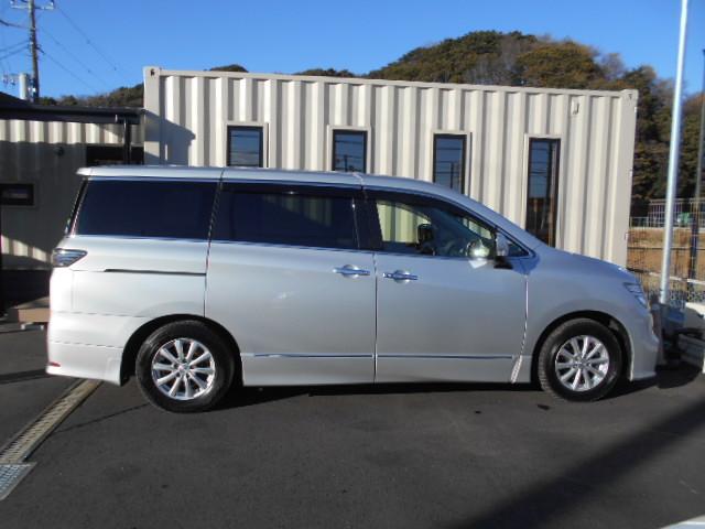 エルグランド 250ハイウェイスター 全国対応1年保証付き/天井モニタ-/DVD再生ナビTV/両側自動ドア/PUSHスタート/Bluetooth/USBポート/100V電源/オットマン/アラウンドビューモニター/7人乗/1オーナー/4WD(17枚目)