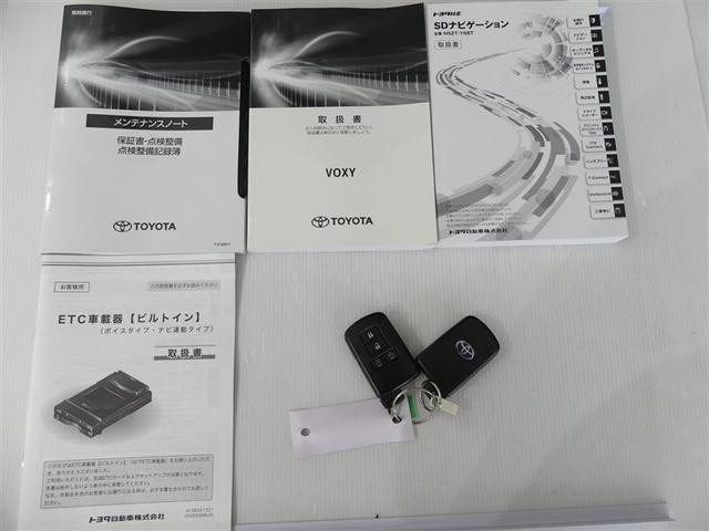 ヴォクシー ハイブリッドＺＳ　煌ＩＩＩ　ミュージックプレイヤー接続可　乗車定員７人　アルミホイール　両側電動スライド　ワンオーナー　ＬＥＤヘッドランプ　キーレス　ＣＤ　Ｗエアコン　盗難防止装置　ハイブリッド　オートクルーズコントロール（7枚目）