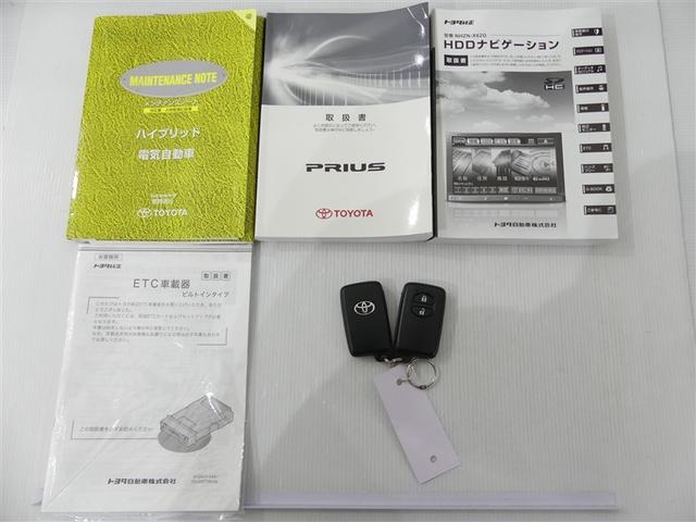 プリウス Ｓ　アルミホイール　記録簿　キーレス　ＣＤ　盗難防止装置　ハイブリッド　ＨＤＤナビ　ＨＩＤヘッドライト　フルセグ（6枚目）
