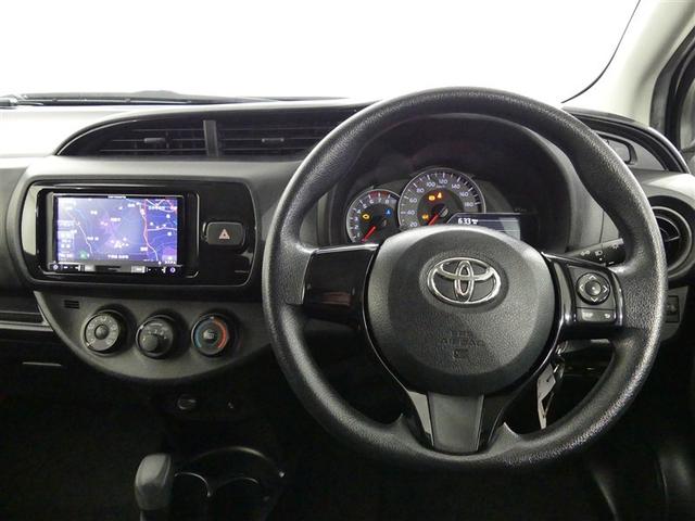 ヴィッツ Ｆ　衝突被害軽減ブレーキ　Ｂｌｕｅｔｏｏｔｈ　アルミホイール　キーレス　ＣＤ　盗難防止装置　アイドリングストップ　メモリーナビ　バックカメラ　ＥＴＣ（4枚目）