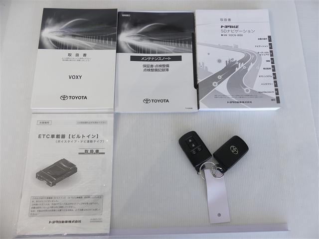 ヴォクシー ZS 煌III ミュージックプレイヤー接続可 乗車定員7人 アルミホイール 両側電動スライド ウオークスルー ワンオーナー LEDヘッドランプ キーレス CD Wエアコン 盗難防止装置 アイドリングストップ(6枚目)