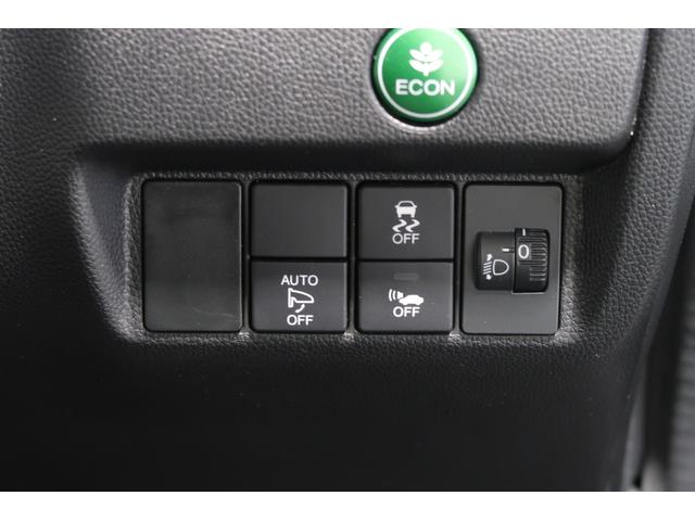 フィットハイブリッド Ｆパッケージコンフォートエディション　認定中古車　ナビ　Ｂカメラ　ＥＴＣ　シートヒーター　ワンオーナー　地デジフルセグ　セキュリティアラーム　ＡＵＴＯエアコン　スマートキー　バックカメラ　横滑り防止　助手席エアバッグ　ＤＶＤ再生　キーレス（17枚目）
