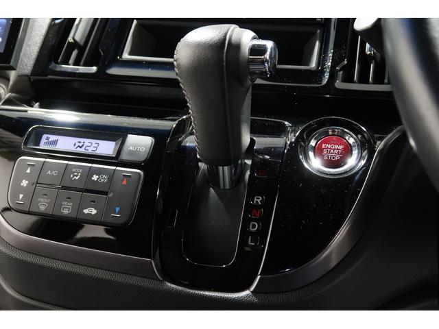 ドライバーを包み込むように、ディスプレーやスイッチ、コンソールを配置。座った瞬間から運転への期待が!空間そのものの心地よさにこだわっています。