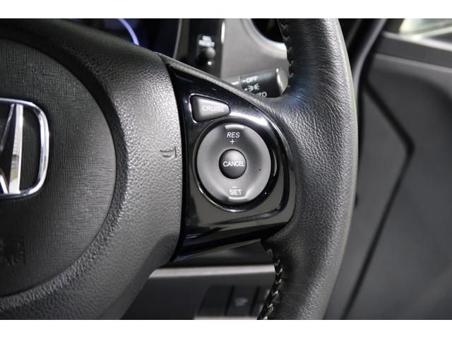 インパネシフトだから視線の移動も少なく足元もスッキリ♪運転席もゆったりしているのでゆとりを持ってドライブできますね!