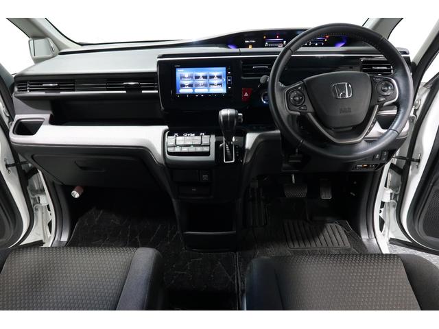 ドライバーを包み込むように、ディスプレーやスイッチ、コンソールを配置。座った瞬間から運転への期待が！空間そのものの心地よさにこだわっています。