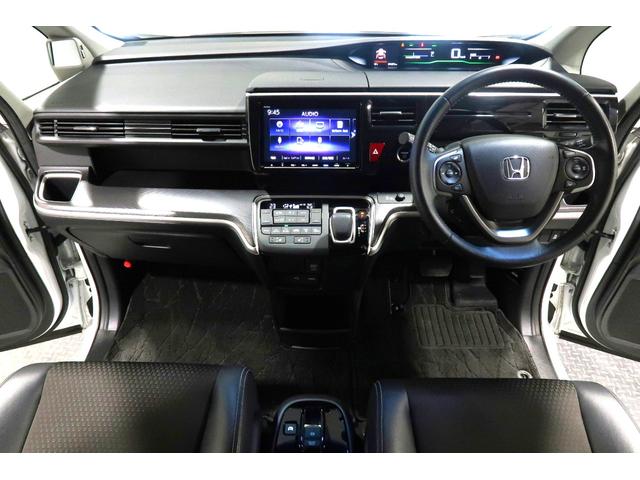 ドライバーを包み込むように、ディスプレーやスイッチ、コンソールを配置。座った瞬間から運転への期待が！空間そのものの心地よさにこだわっています。