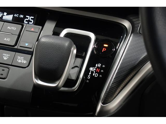 インパネシフトだから視線の移動も少なく足元もスッキリ♪運転席もゆったりしているのでゆとりを持ってドライブできますね！