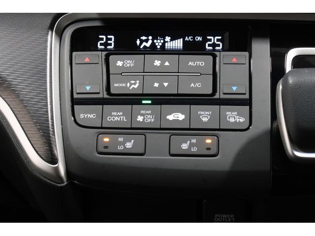 運転席と助手席の温度設定の変更が可能な左右独立タイプのデュアルエアコンです♪♪♪暑がりな人・寒がりな人も誰もが車内を快適にお過ごしいただけます♪♪♪（ステップ）