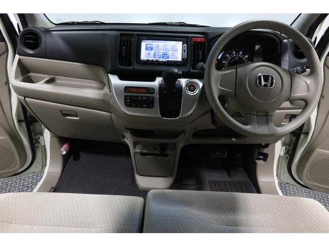 ドライバーを包み込むように、ディスプレーやスイッチ、コンソールを配置。座った瞬間から運転への期待が！空間そのものの心地よさにこだわっています。