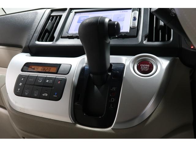 インパネシフトだから視線の移動も少なく足元もスッキリ♪運転席もゆったりしているのでゆとりを持ってドライブできますね！