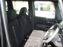 フロントシートはベンチシートタイプ♪　センターには格納式アームレストも付いています！！室内空間は広々で移動も楽々です♪狭い駐車空間など助手席ドアから出たい時にも大変便利ですよ♪