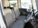フロントシートはベンチシートタイプ♪　センターには格納式アームレストも付いています！！室内空間は広々で移動も楽々です♪狭い駐車空間など助手席ドアから出たい時にも大変便利ですよ♪