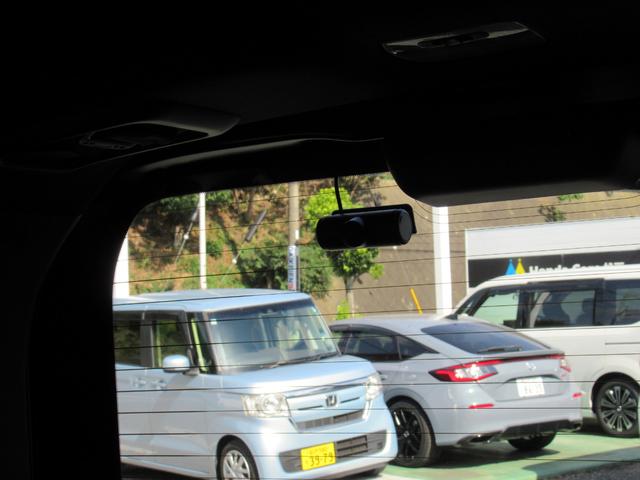 ステップワゴン スパーダ　衝突被害軽減ブレーキ　ＡＣＣ　前後ドラレコ　純正メモリーナビ　全周囲カメラ　フルセグＴＶ　ＣＤ　ＤＶＤ　ＵＳＢ　ＢＴ　両側ＰＳＤ　後席モニタ　純正ＡＷ　ＬＥＤ　Ｓヒータ　ＥＴＣ２．０　１オーナー　禁煙（70枚目）