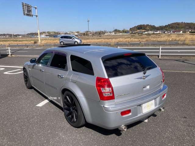 ５．７ＨＥＭＩ　ＳＲＴ８純正ＡＷ　社外マフラー　ローダウン　社外ナビ　バックカメラ　ＥＴＣ　リアエンタメシステム(7枚目)