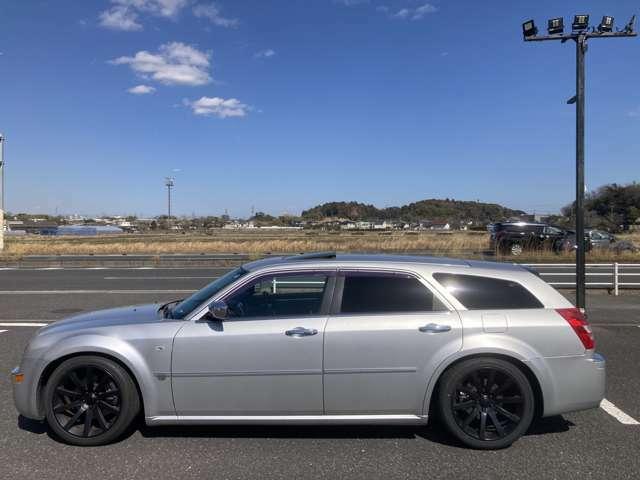 ５．７ＨＥＭＩ　ＳＲＴ８純正ＡＷ　社外マフラー　ローダウン　社外ナビ　バックカメラ　ＥＴＣ　リアエンタメシステム(14枚目)