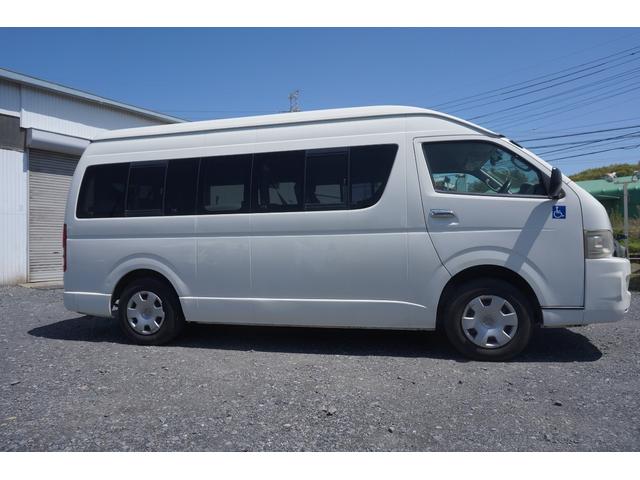 ハイエースコミューター 　ウェルキャブ　車椅子移動車　Ｂタイプ　固定装置２基　後部リフト　走行９．６万キロ　タイミングチェーン　ＥＴＣ　ＣＤ　エアコン　オートステップ（8枚目）