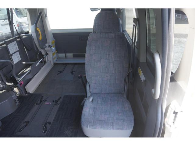ハイエースコミューター 　ウェルキャブ　車椅子移動車　Ｂタイプ　固定装置２基　後部リフト　走行９．６万キロ　タイミングチェーン　ＥＴＣ　ＣＤ　エアコン　オートステップ（18枚目）