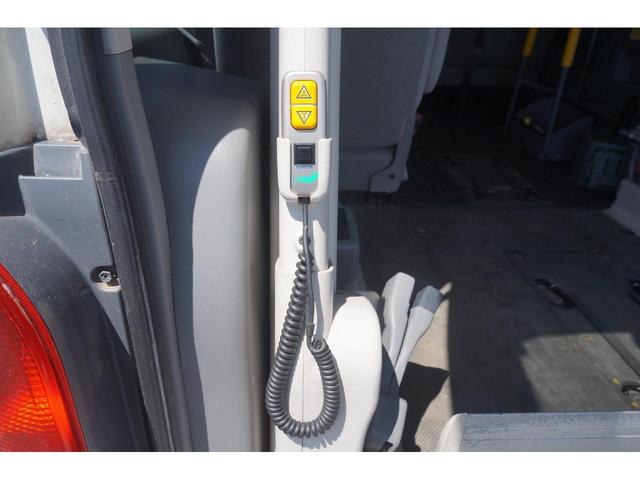 ハイエースコミューター 　ウェルキャブ　車椅子移動車　Ｂタイプ　固定装置２基　後部リフト　走行９．６万キロ　タイミングチェーン　ＥＴＣ　ＣＤ　エアコン　オートステップ（24枚目）