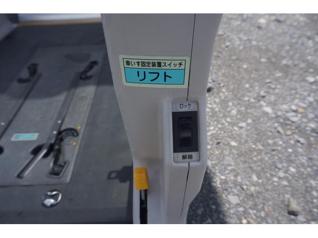 ハイエースコミューター ウェルキャブ　Ｂタイプ　車椅子移動車２台　バッテリー新品　左電動パワースライド　車椅子固定装置２基　ストレッチャー固定バー　座席８人　計１０人乗車　コーナーセンサー（33枚目）