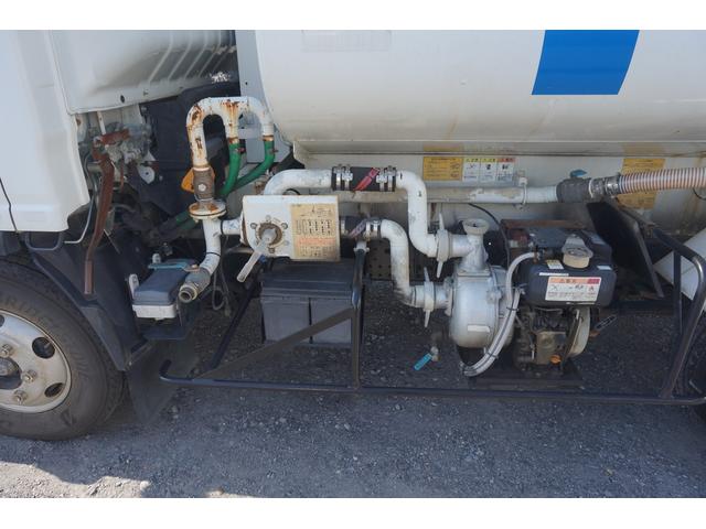 エルフトラック 散水車 4000L 前圧力後重力散水 走行2.6万キロ 6速MT 極東製LH04-302R 車両総重量7.295キロ 準中型免許(21枚目)