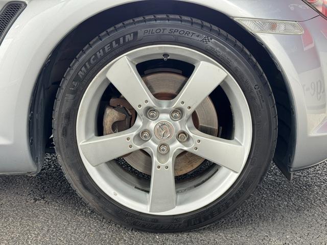 ＲＸ－８ タイプＳ　６ＭＴ　ＡｕｔｏＥｘｅマスターバックブレース・ドアバイザー　純正１８ｉｎＡＷ　カロッツェリアナビ（バックカメラ）　純正オーディオ（ＣＤ／ラジオ）ＢＯＳＥスピーカー　純正マフラー　フォグランプ　ＥＴＣ（11枚目）