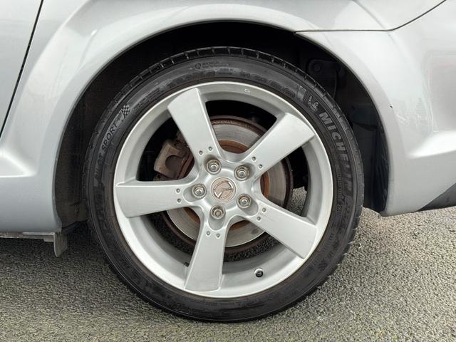 ＲＸ－８ タイプＳ　６ＭＴ　ＡｕｔｏＥｘｅマスターバックブレース・ドアバイザー　純正１８ｉｎＡＷ　カロッツェリアナビ（バックカメラ）　純正オーディオ（ＣＤ／ラジオ）ＢＯＳＥスピーカー　純正マフラー　フォグランプ　ＥＴＣ（14枚目）