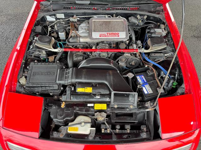 サバンナＲＸ－７ ＧＴ－Ｘ　Ｒｍａｇｉｃマフラー　ＪＩＣ車高調　ガナドールミラー　純正ドアバイザー　社外タワーバー　Ｇｒｅｄｄｙブーストコントローラー　ＢＬＩＴＺブーストメーター　Ｒ３２用１６ｉｎＡＷ　オーディオ（ラジオ／ＣＤ）（3枚目）