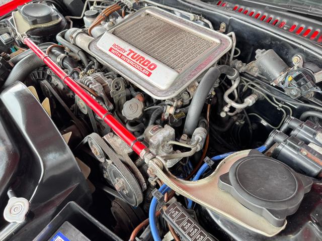 サバンナＲＸ－７ ＧＴ－Ｘ　Ｒｍａｇｉｃマフラー　ＪＩＣ車高調　ガナドールミラー　純正ドアバイザー　社外タワーバー　Ｇｒｅｄｄｙブーストコントローラー　ＢＬＩＴＺブーストメーター　Ｒ３２用１６ｉｎＡＷ　オーディオ（ラジオ／ＣＤ）（28枚目）