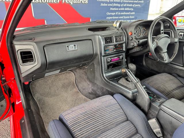 サバンナＲＸ－７ ＧＴ－Ｘ　Ｒｍａｇｉｃマフラー　ＪＩＣ車高調　ガナドールミラー　純正ドアバイザー　社外タワーバー　Ｇｒｅｄｄｙブーストコントローラー　ＢＬＩＴＺブーストメーター　Ｒ３２用１６ｉｎＡＷ　オーディオ（ラジオ／ＣＤ）（35枚目）