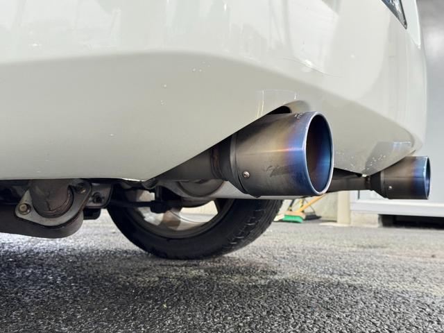 フェアレディZ ベースグレード ロッソモデロマフラー NISMOリアウイング 純正18inAW カロッツェリアナビ(FM/CD) Yupiteruポータブルナビ(地デジ) 社外クリアテール ETC2.0(9枚目)