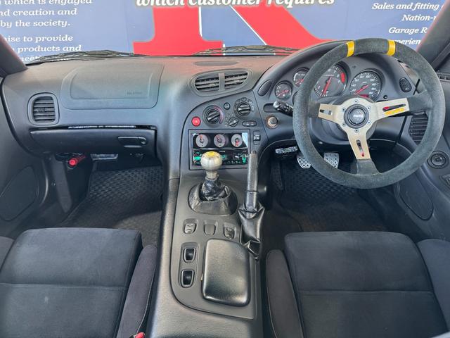 ＲＸ－７ タイプＲＢ　Ｓパッケージ　ＷＯＲＫ　ＥＭＯＴＩＯＮ　１８ｉｎＡＷ　Ｄｅｆｉ　ＤＩＮ－Ｇａｕｇｅ　ＫＥＮＷＯＯＤオーディオ（ＣＤ／ラジオ／ＢＴ）　ＭＯＭＯステアリング　ＭＯＭＯシフトノブ　純正マフラー　ＥＴＣ（4枚目）