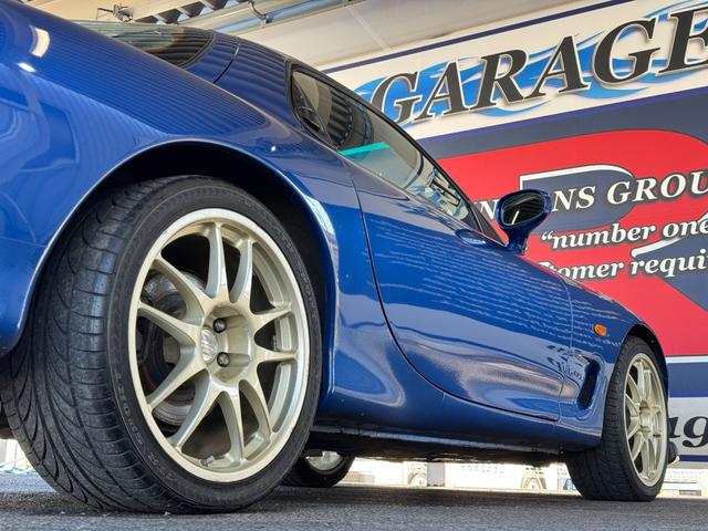 ＲＸ－７ タイプＲＢ　Ｓパッケージ　ＷＯＲＫ　ＥＭＯＴＩＯＮ　１８ｉｎＡＷ　Ｄｅｆｉ　ＤＩＮ－Ｇａｕｇｅ　ＫＥＮＷＯＯＤオーディオ（ＣＤ／ラジオ／ＢＴ）　ＭＯＭＯステアリング　ＭＯＭＯシフトノブ　純正マフラー　ＥＴＣ（10枚目）