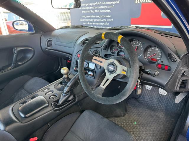 ＲＸ－７ タイプＲＢ　Ｓパッケージ　ＷＯＲＫ　ＥＭＯＴＩＯＮ　１８ｉｎＡＷ　Ｄｅｆｉ　ＤＩＮ－Ｇａｕｇｅ　ＫＥＮＷＯＯＤオーディオ（ＣＤ／ラジオ／ＢＴ）　ＭＯＭＯステアリング　ＭＯＭＯシフトノブ　純正マフラー　ＥＴＣ（29枚目）