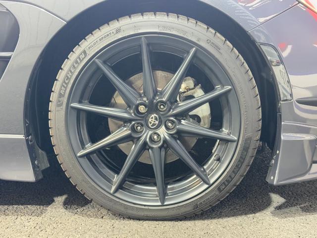 ＧＲ８６ ＲＺ　ＳＡＲＤカーボンウイング　ＩＮＴＥＣテールランプ　ＧＲフルエアロ（フロントスポイラー／サイドスカート／リヤバンパースポイラー）　ＨＫＳマフラー　ＧＲパフォーマンスダンパー　ＨＫＳエアクリーナー（11枚目）