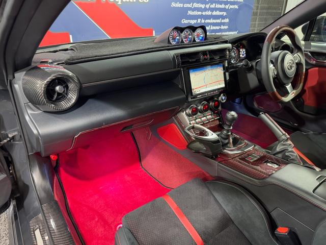 ＧＲ８６ ＲＺ　ＳＡＲＤカーボンウイング　ＩＮＴＥＣテールランプ　ＧＲフルエアロ（フロントスポイラー／サイドスカート／リヤバンパースポイラー）　ＨＫＳマフラー　ＧＲパフォーマンスダンパー　ＨＫＳエアクリーナー（42枚目）