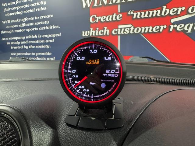 スイフトスポーツ スポーツ　１．４　全方位モニター用カメラパッケージ装着書　ワンオーナー　ＷｅｄｓＳｐｏｒｔｓ１７ｉｎＡＷ　ＴＥＩＮダウンサス　純正ナビ（ＤＴＶ／Ｂｌｕｅｔｏｏｔｈ／ＤＩＳＣ／バックカメラ／全方位）　社外メーター（ブースト計）　シートヒーター　クルコン　ＥＴＣ（45枚目）