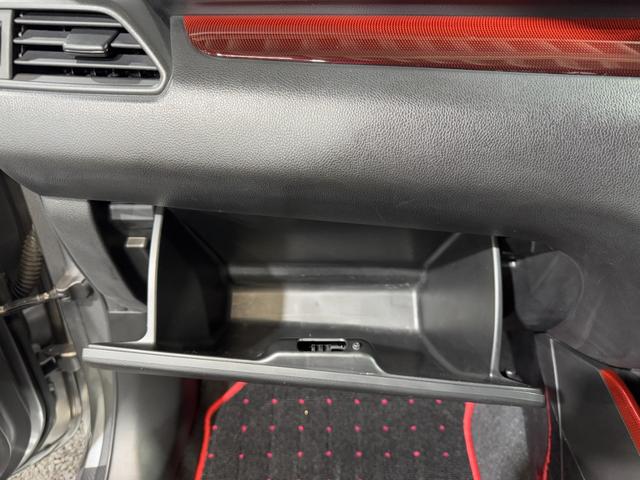 スイフトスポーツ スポーツ　１．４　全方位モニター用カメラパッケージ装着書　ワンオーナー　ＷｅｄｓＳｐｏｒｔｓ１７ｉｎＡＷ　ＴＥＩＮダウンサス　純正ナビ（ＤＴＶ／Ｂｌｕｅｔｏｏｔｈ／ＤＩＳＣ／バックカメラ／全方位）　社外メーター（ブースト計）　シートヒーター　クルコン　ＥＴＣ（55枚目）